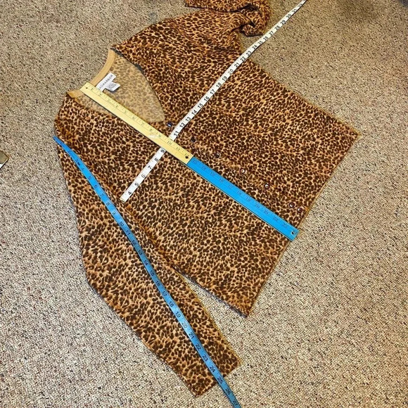 Saghabor Chetah V neck button down Sweater/Cardigan Women Size L - Picture 3 of 4